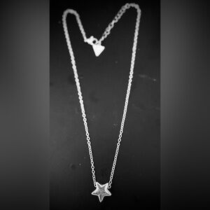 Guess Silver Chain Necklace
925 sterling silver
Adorable clasp GUESS